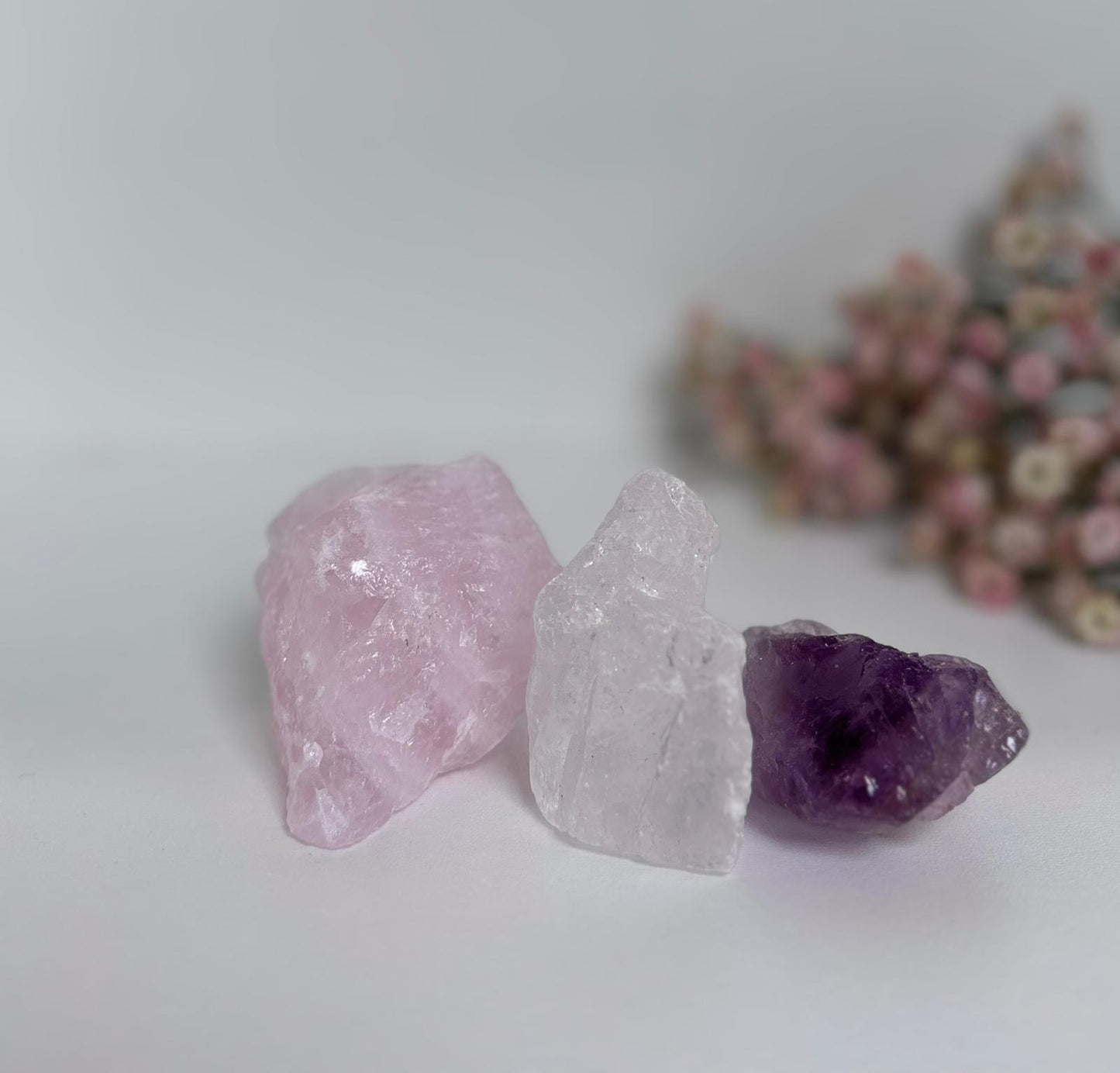 Gouden driehoek, ruwe brokken rozenkwarts, amethist en bergkristal