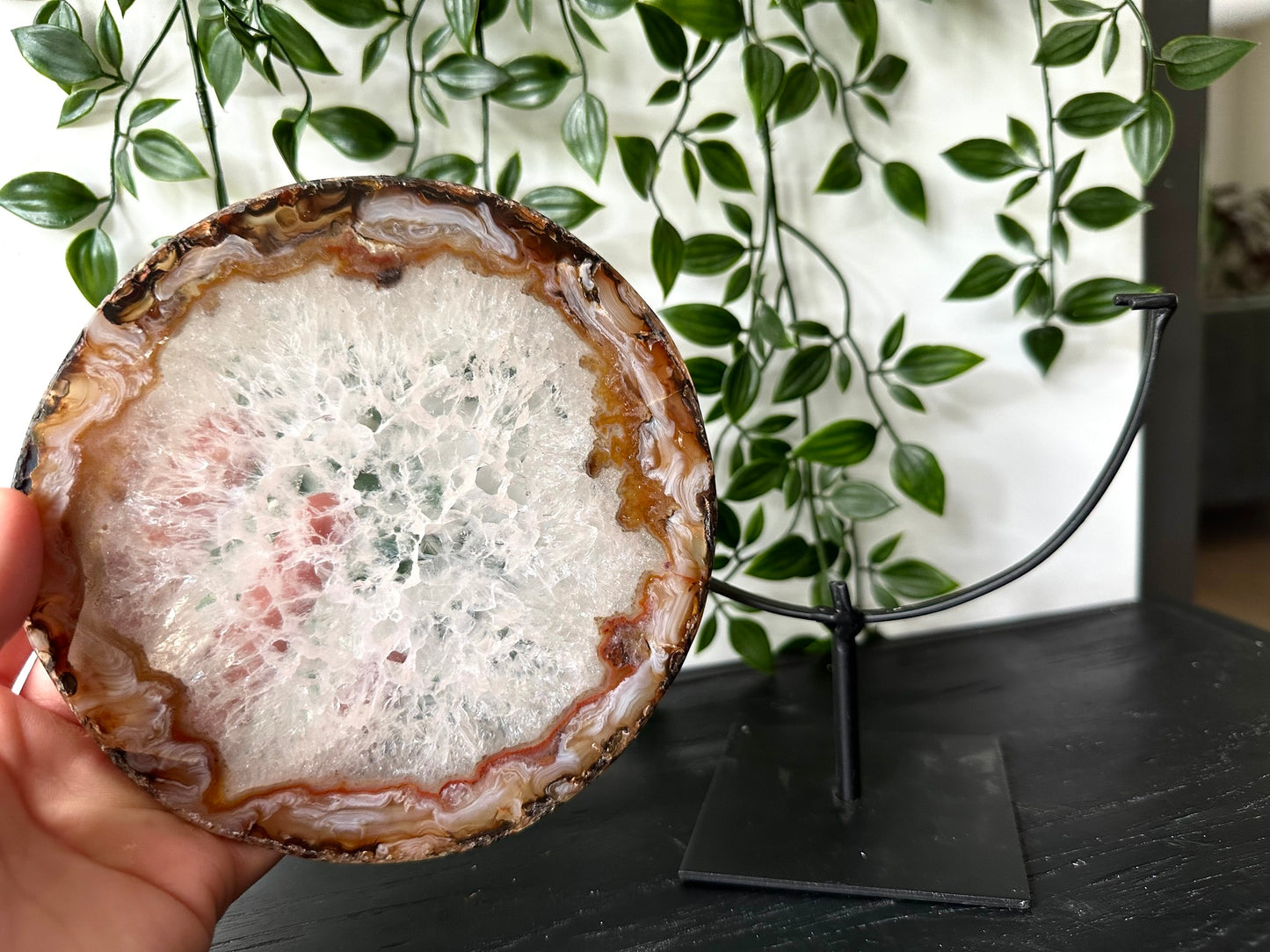 Agaat schijf op een op maat gemaakte standaard