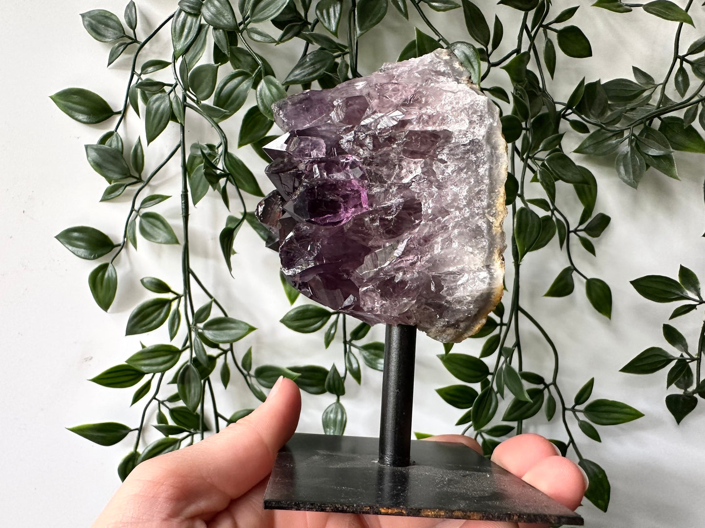 Amethist cluster op standaard