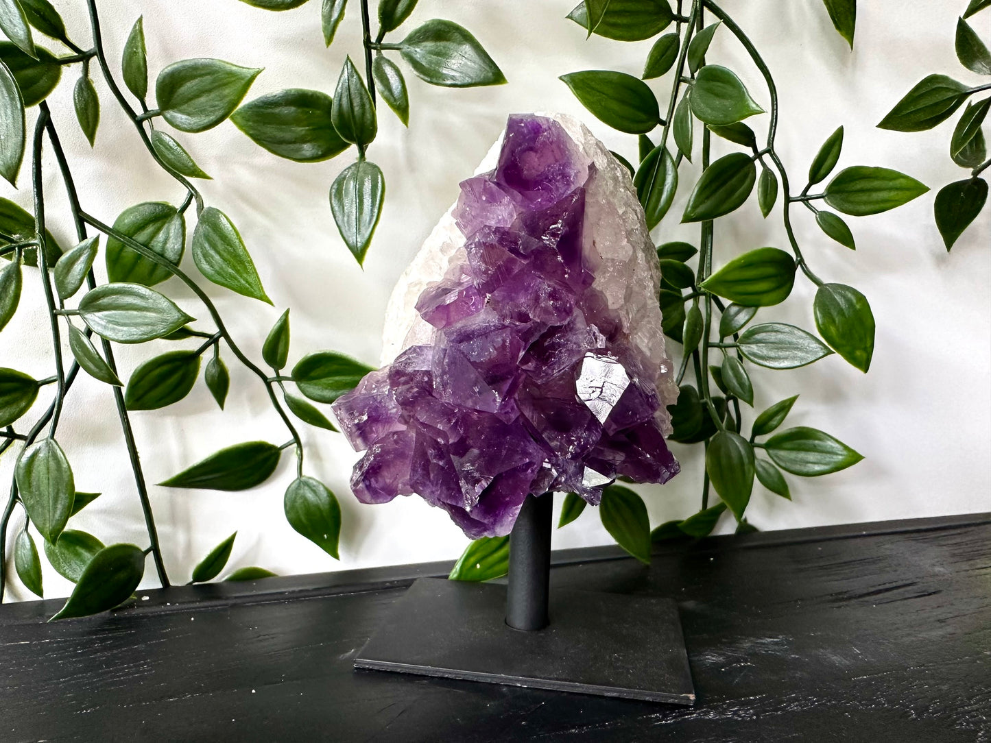 Amethist cluster op standaard