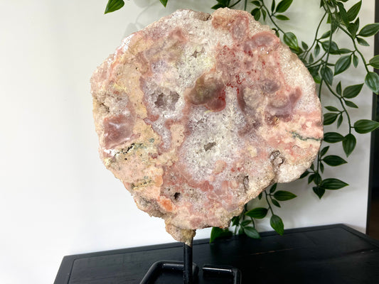 Roze amethist op standaard