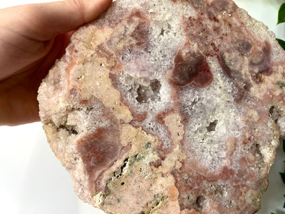 Roze amethist op standaard