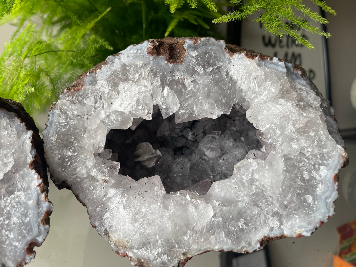Kwarts met Geothiet geode paar