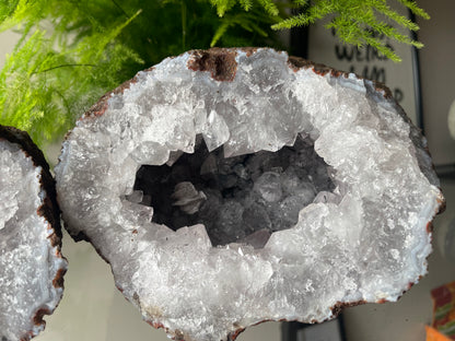 Kwarts met Geothiet geode paar