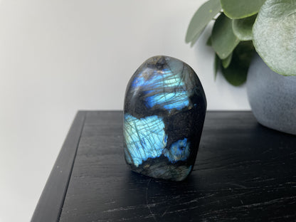 Labradoriet sculptuur blauwe flash - Kristalkriebels